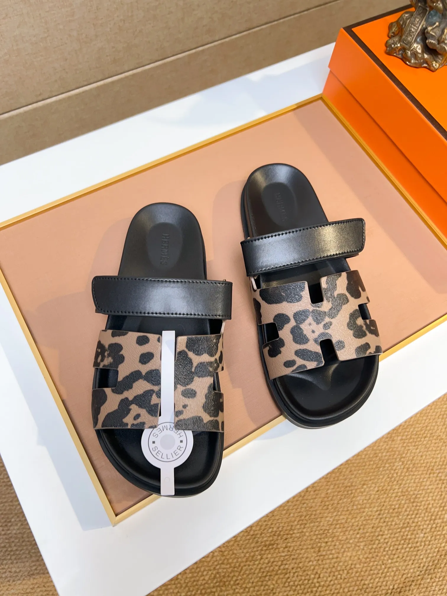 Men's clothing and shoes 💰340 💅💅💅 new arrival. Hermes Hermes official website latest counter synchronized new oran color leather H slippers, the original Paris version flew back to the original model and opened the mold to make it perfectly🍌The highest quality Sincerity, you can enter and leave the counter at will [Deyi] The upper is made of original customized  colored palm prints, crocodile print, ostrich print, colored cow leather, colored cow suede, 🤔 horse hair, 🥳 colored diamonds, 🥰 3D printing, and other genuine leather slippers, imported cow pattern foot pad lining, Italian  latest original genuine leather combination outsole Code number: 38-48 (customized at 46.47.48) Can be made into picture combination sole with genuine leather pattern and ordinary molded outsole